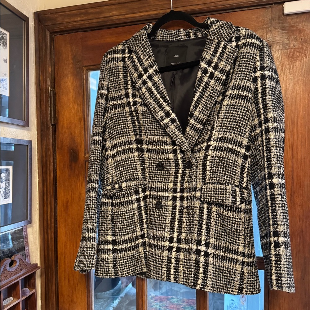 Black and white blazer by Mango